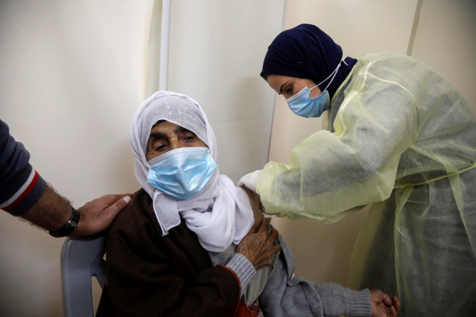 חיסון לקורונה ברשות הפלסטינית (צילום: REUTERS/Raneen Sawafta/File Photo)