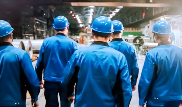 עובדים במפעל (צילום: Shutterstock)