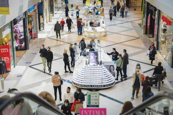 אנשים בקניון איילון עם מסיכות