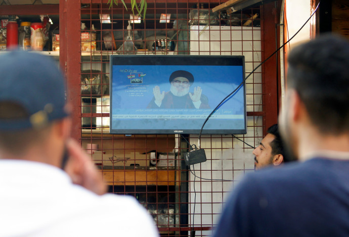 לבנונים צופים בנאום נסראללה (צילום: רויטרס)