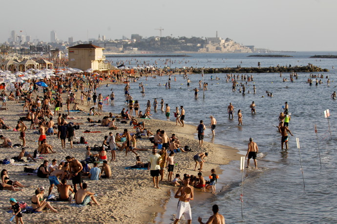 חם, חום, קיץ, חוף הים בתל אביב (צילום: רויטרס)