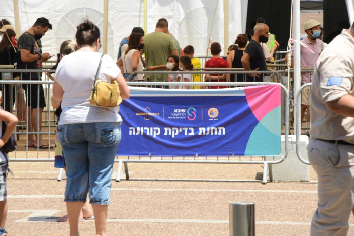 תורי ענק לבדיקת קורונה בכיכר רבין (צילום: אבשלום ששוני)
