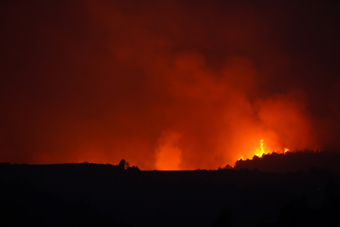 השריפות באי סיציליה (צילום: REUTERS/Antonio Parrinello)
