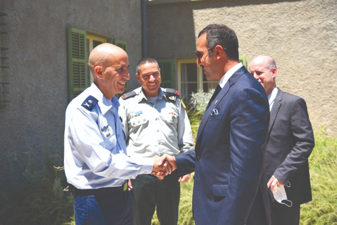 L'aîné bahreïni avec le général Tal Kalman