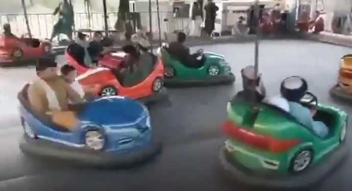 אנשי הטליבאן חמושים על המכוניות המתנגשות (צילום: צילום מסך טוויטר)