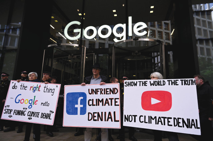 הפגנה מול גוגל (צילום: gettyimages)