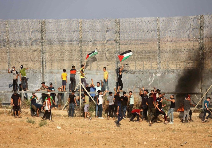 הפגנה פלסטינית על גבול רצועת עזה (צילום: רשתות ערביות)