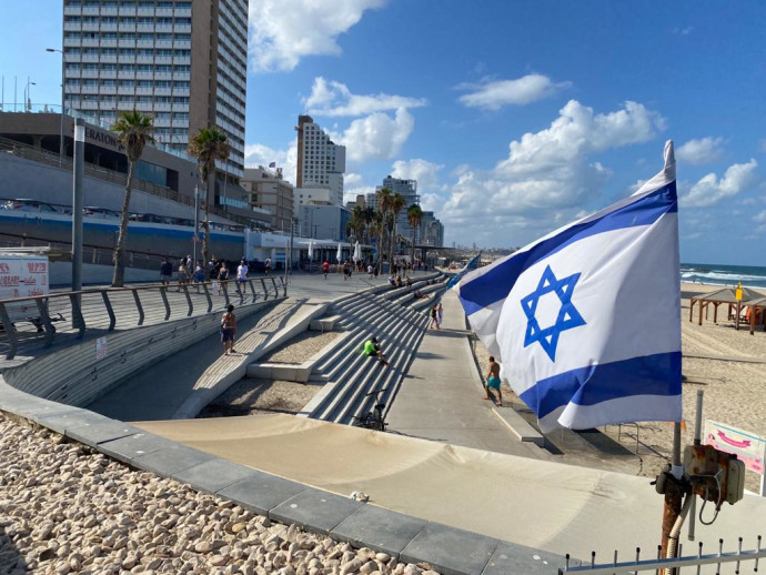 דגל ישראל בחוף תל אביב (צילום: אבשלום ששוני)