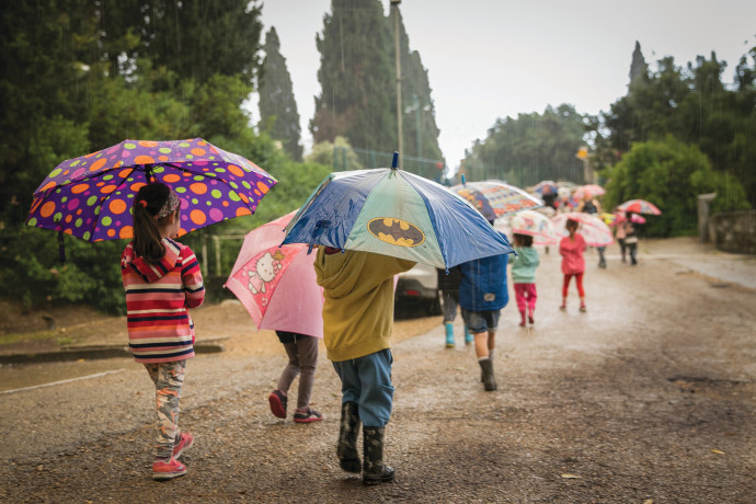 ילדים עם מטריות בגשם, חורף (צילום: אריאל חרמוני, פלאש 90)