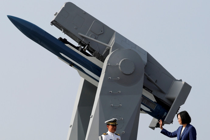 נשיאת טייוואן ליד מערכת הגנה אווירית ברקע המתיחות מול סין (צילום: רויטרס)