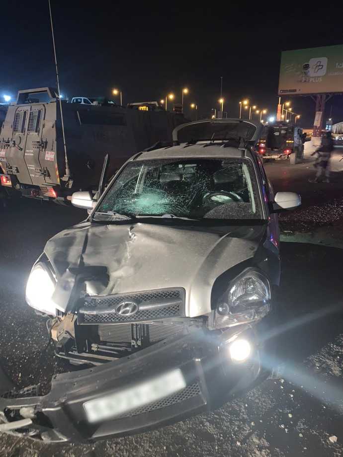 הרכב הפוגע במחסום קלנדיה (צילום: דוברות המשטרה)