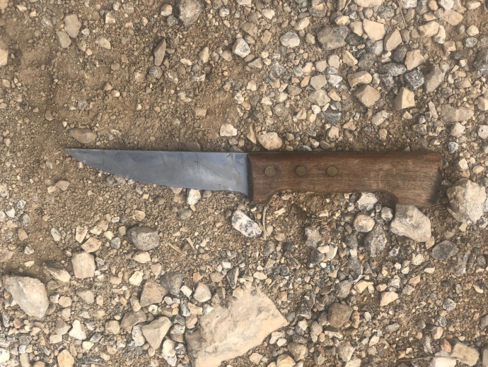 הסכין בה נעשה שימוש בניסיון הפיגוע בהר אדר (צילום: דוברות המשטרה)