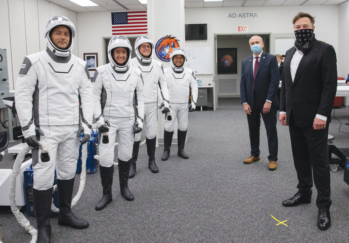 אילון מאסק מימין, וארבעת האסטרונאוטים (צילום: רויטרס)