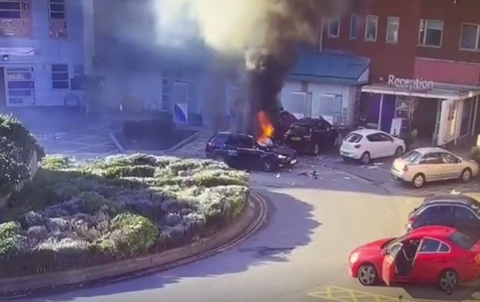 פיצוץ הרכב מחוץ לבית החולים לנשים בליברפול (צילום: צילום מסך מתוך רויטרס)