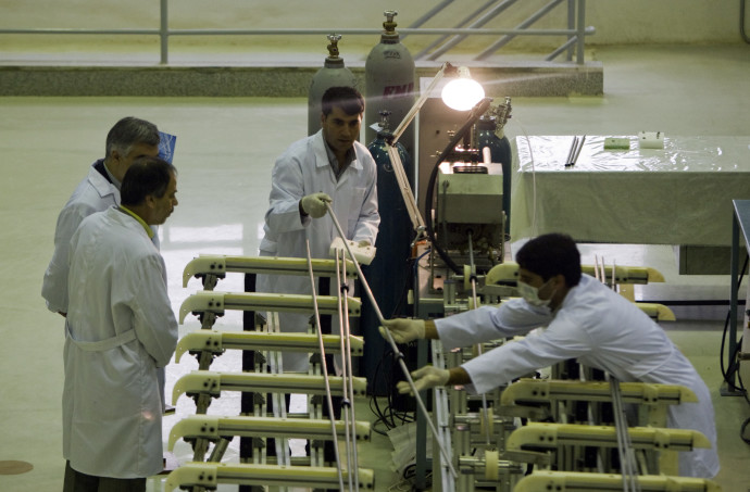 פועלים במתקן גרעין (צילום: REUTERS/Caren Firouz )