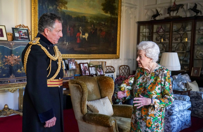 המלכה אליזבת חזרה לעבוד אחרי המנוחה שנכפתה עליה (צילום: STEVE PARSONS/POOL/AFP via Getty Images)