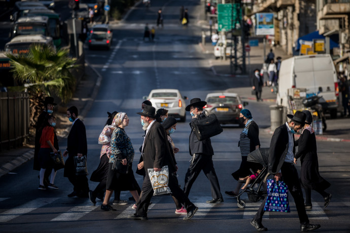 עוברי אורח חרדים ברחוב בירושלים (צילום: יונתן זינדל, פלאש 90)