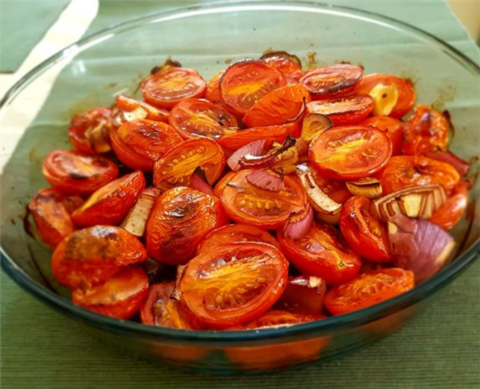 שום ועגבניות שרי בתנור (צילום: ד"ר מאיה רוזמן)