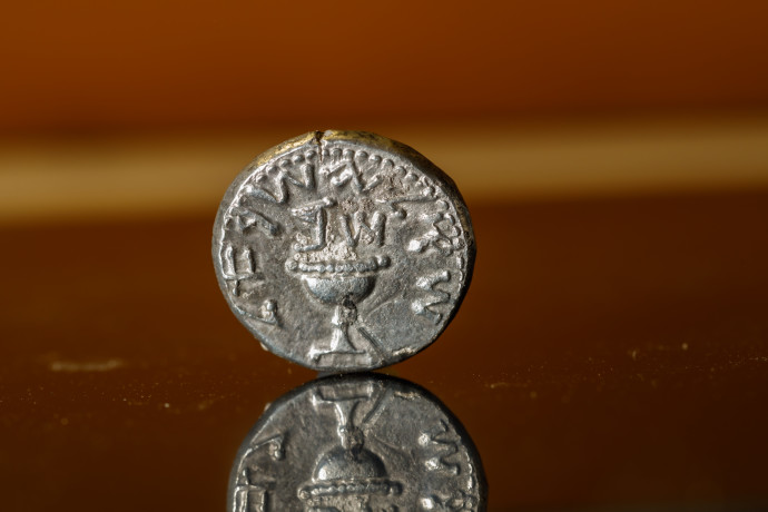 המטבע שנמצא בחפירות בעיר דוד (צילום: יניב ברמן, רשות העתיקות)