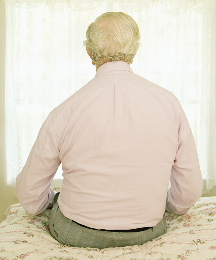 אדם מבוגר יושב  (צילום: אינג אימג')