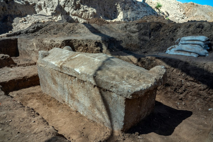 סרקופג בחפירת יבנה (צילום: יניב ברמן רשות העתיקות)