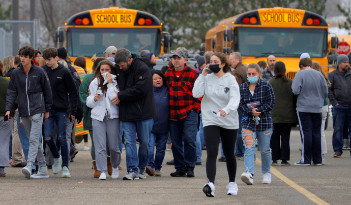 הורים אוספים תלמידים אחרי הירי בתיכון במישיגן  (צילום: רויטרס)