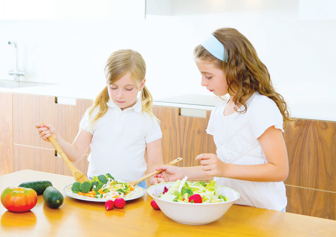 ילדות אוכלות ירקות, אילוסטרציה (צילום: ingimage ASAP)