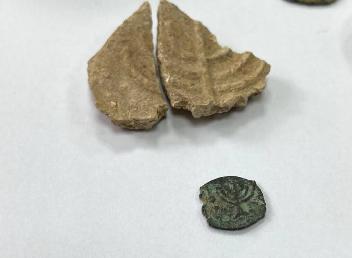 מטבע עם תבליט מנורה מתקופת החשמונאים (צילום: דוברות המשטרה)