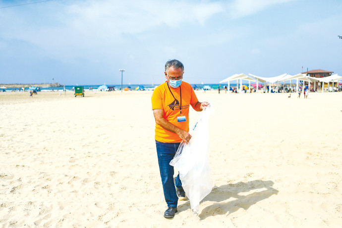 ראש עיריית הרצליה, משה פדלון, באיסוף פסולת פלסטיק בחופי העיר (צילום: עיריית הרצליה)