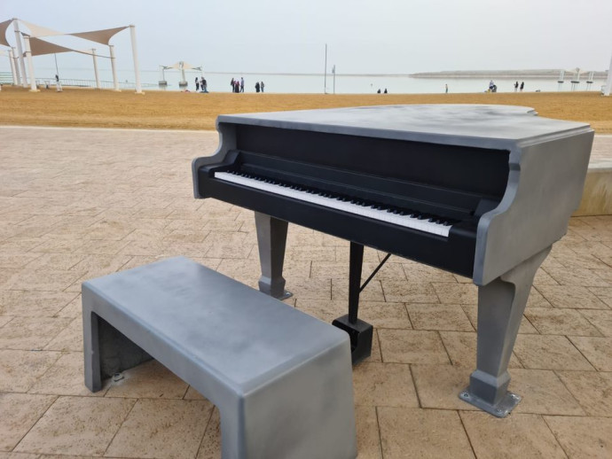 פסנתר הרחוב שהוצב על טיילת עין בוקק