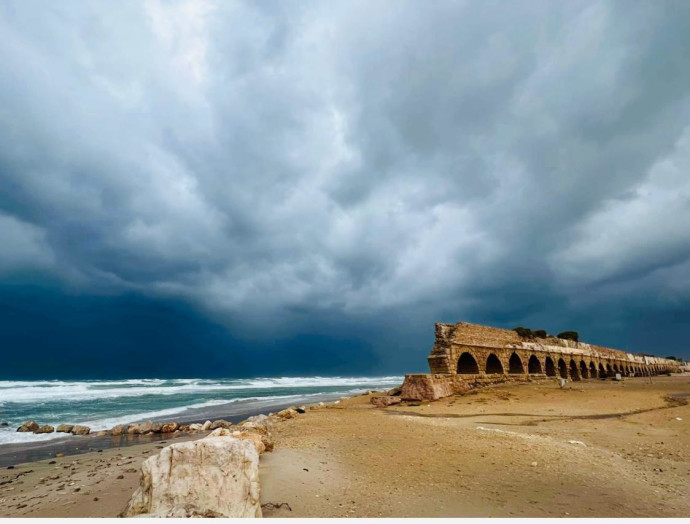 חוף הקשתות בקיסריה (צילום:  יפעת ברק מעוז)