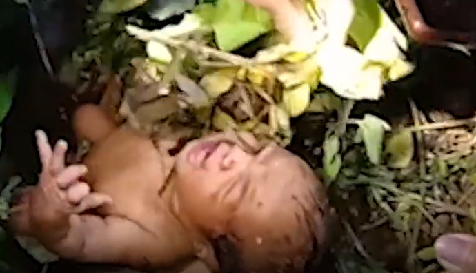 תינוקת נטושה נמצאה ביער  (צילום: צילום מסך מתוך רויטרס)