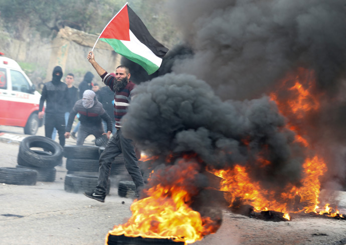 פלסטינים במהומות ביהודה ושומרון (צילום: רויטרס)