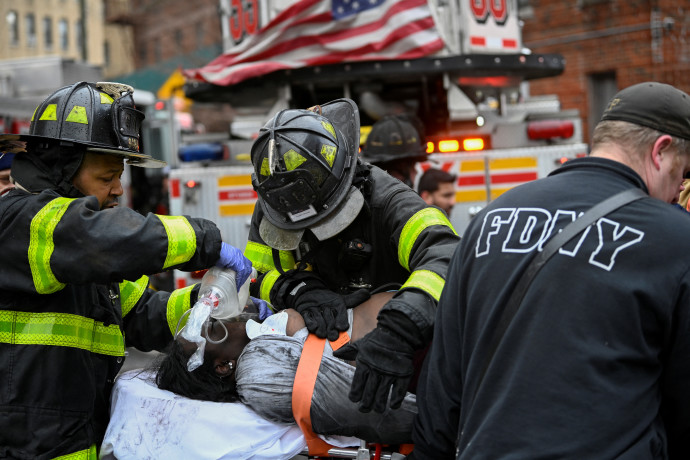 כוחות הצלה בשריפת הענק ברובע הברונקס, ניו יורק (צילום: רויטרס)