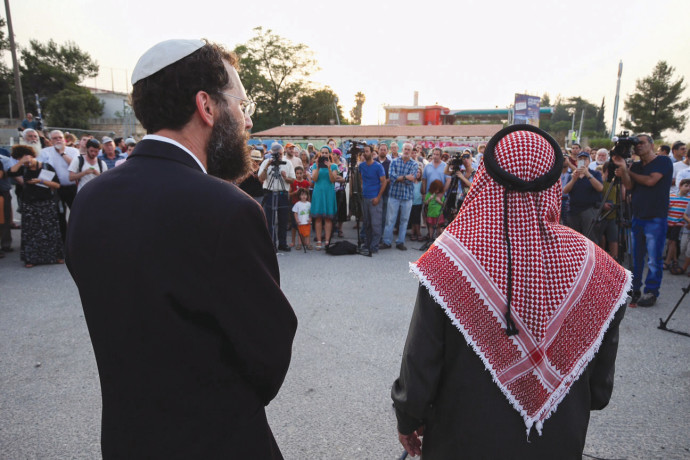 תפילה משותפת של מוסלמי ויהודי (צילום: נתי שוחט, פלאש 90)