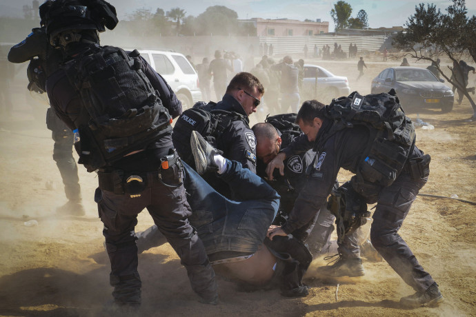 שוטרים, סמוך ליישוב הבדואי אל-אטרש (צילום: פלאש 90)