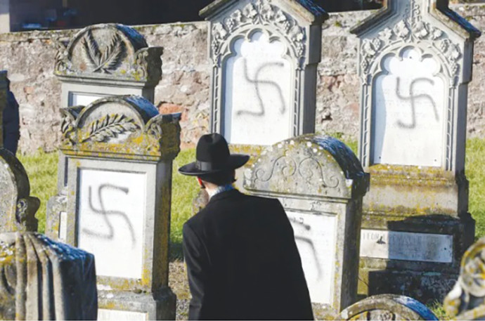 גילוי אנטישמיות בקברי יהודים בצרפת (צילום: רויטרס)