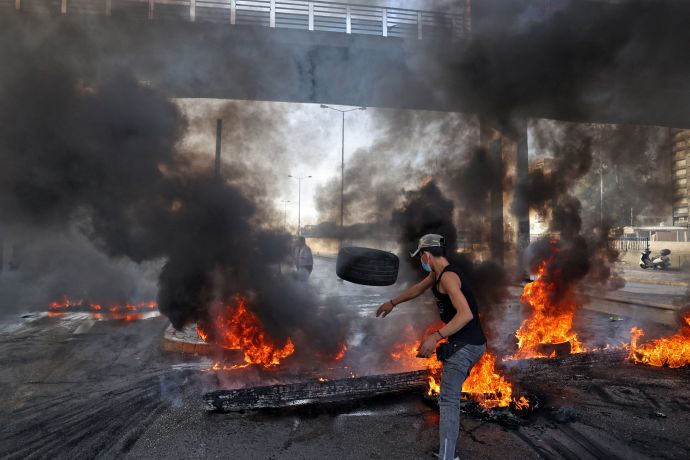 המשבר הכלכלי בלבנון - מפגינים ברחובות ביירות (צילום: ANWAR AMRO/AFP via Getty Images)