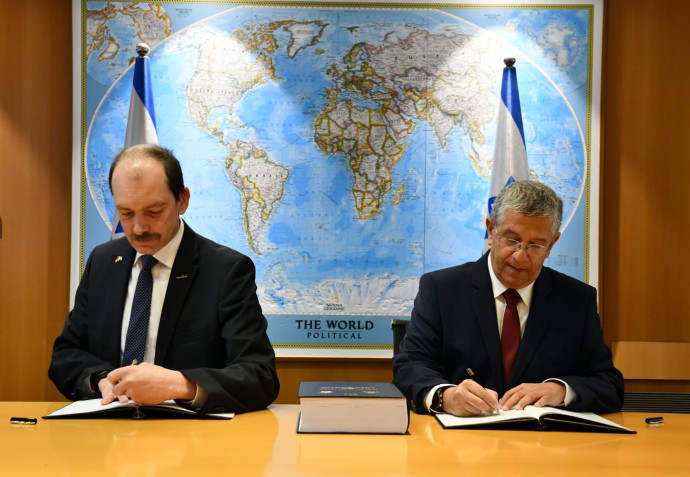 ה על ההסכם לייצור הצוללות בין ישראל לטיסנקרופ (צילום: אריאל חרמוני, משרד הביטחון)