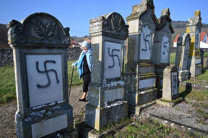 צלבי קרס שרוססו על מצבות בבית עלמין יהודי בצרפת (ארכיון) (צילום: PATRICK HERTZOG AFP)