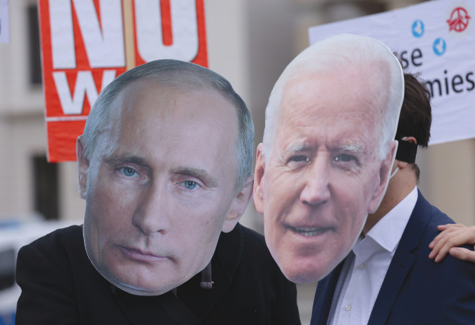 שלטים עם פרצופיהם של ביידן ופוטין במחאה על מלחמת רוסיה-אוקראינה (צילום: gettyimages)