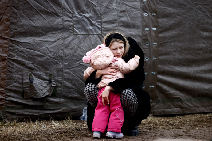 פליטים אוקראינים בגבול פולין (צילום: REUTERS/Yara Nardi )