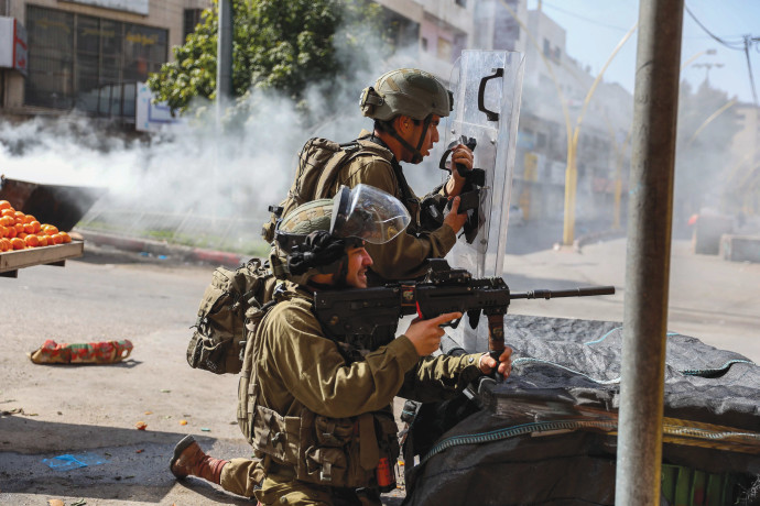חיילים במהלך התפרעות פלסטינית בחברון (צילום: וויסאם השלמון, פלאש 90)