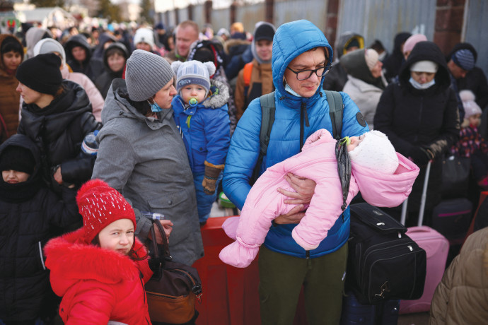 פליטים אוקראינים בגבול פולין (צילום: רויטרס)