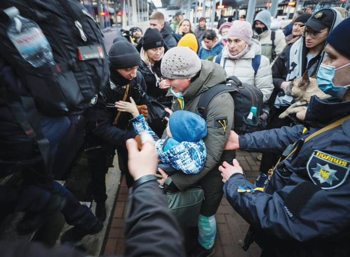 אזרחים אוקראינים בורחים מלבוב (צילום: רויטרס)