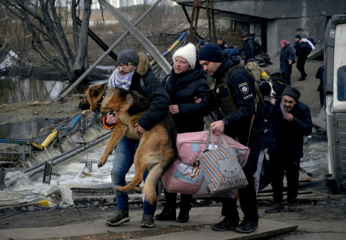 אוקראינים נמלטים מהאזורים שהותקפו על ידי רוסיה (צילום: REUTERS/Maksim Levin)