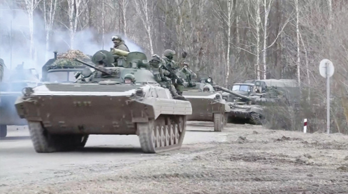 טנקים רוסים בכניסה לקייב (צילום: רויטרס)