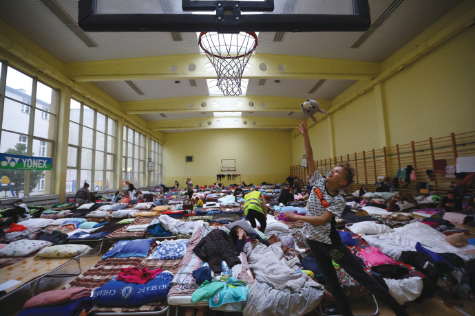 פליטים אוקראינים בפולין  (צילום: רויטרס)