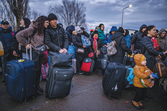 פליטים בגבול אוקראינה-רומניה (צילום: נתי שוחט, פלאש 90)