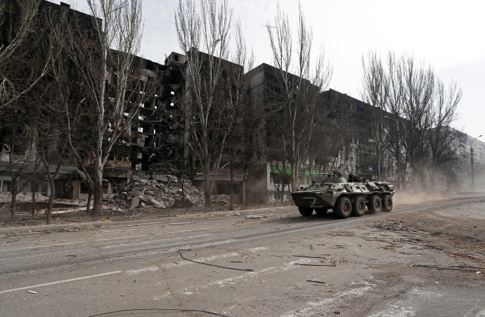 נגמ"ש של הכוח הפרו רוסי בעיר מריופול באוקראינה (צילום:  REUTERS/Alexander Ermochenko)